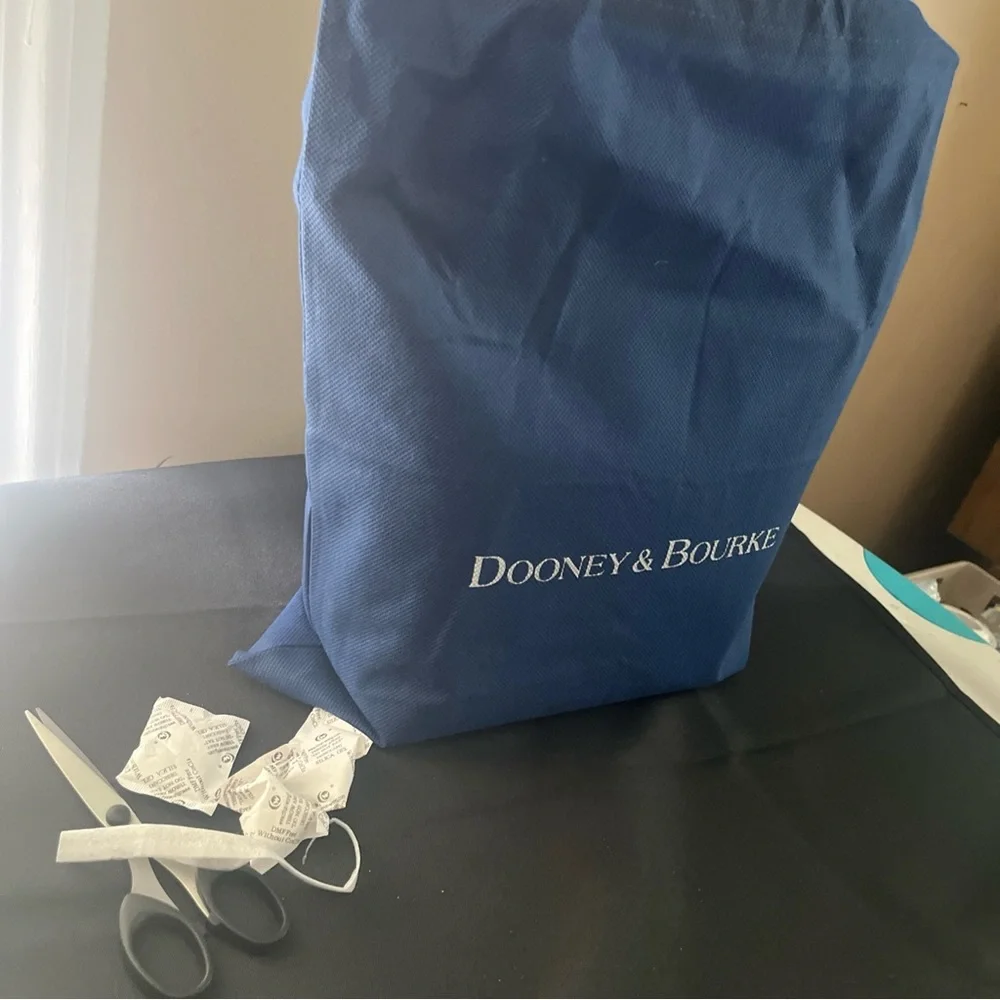 Dooney & Bourke Brand New handbag cross body sample bag. One of a kind. - Picture 10 of 12